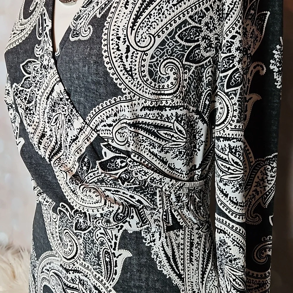 Sandra Darren | Gray and Cream Paisly Faux Wrap Knit Dress - Picture 3 of 12